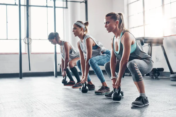 Kettlebell 培训和妇女为健康 健康的生活方式或自我照顾进行锻炼 锻炼和表现 女运动员 有体育器材 运动和伸展动作的朋友或团体 — 图库照片