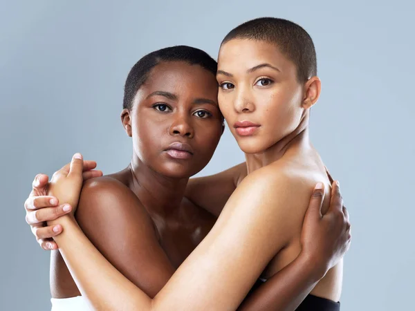Ela Única Que Preciso Retrato Duas Belas Mulheres Jovens Segurando — Fotografia de Stock
