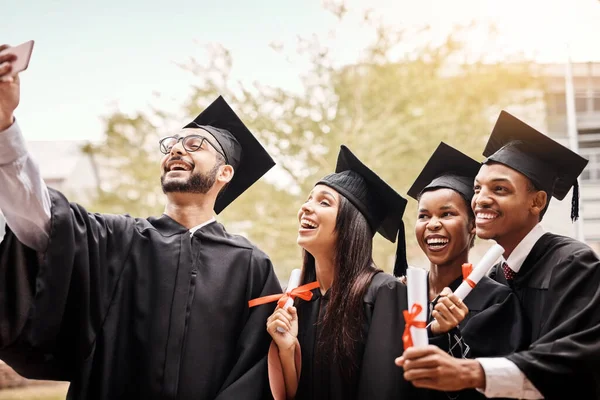 Selfie Abschluss Und Hochschul Oder Universitätsfreunde Mit Diplom Und Glück — Stockfoto