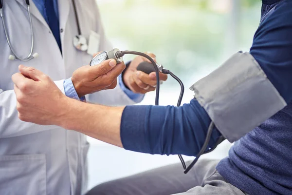 Sprawdź Czy Lekarz Pacjent Wykonują Badania Ciśnienia Krwi Szpitalu Rozbłyskiem — Zdjęcie stockowe