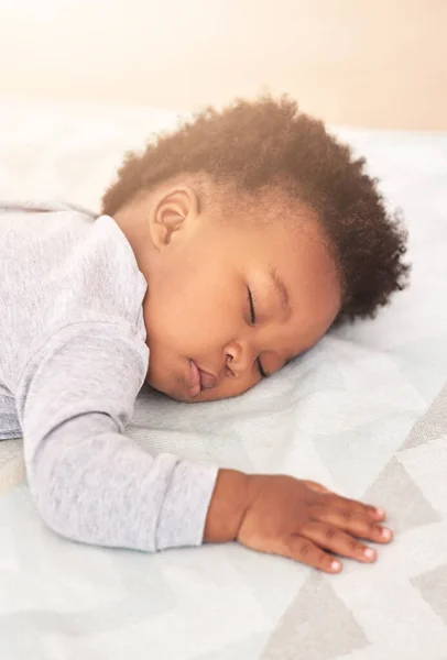 Conforto Cama Bebê Dormindo Casa Cobertor Para Descanso Sesta Sonhando — Fotografia de Stock