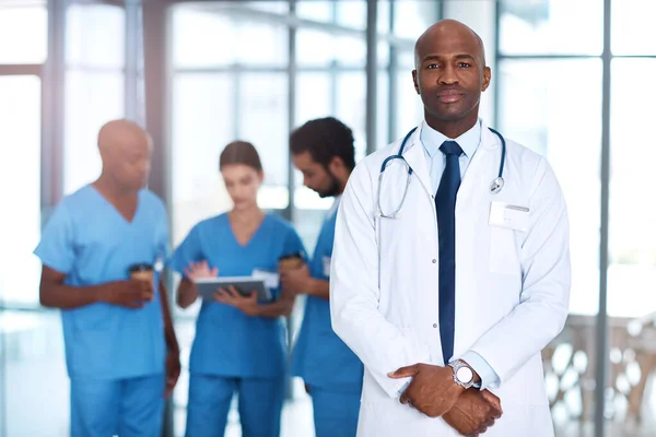 你的健康是我关心的第一个问题 一个成熟的医生和他的同事站在医院里的肖像 — 图库照片