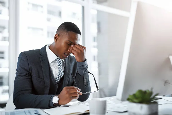 仕事中の黒人 燃え尽きて頭痛とストレス うつ病とオフィスでの脳の霧 デスクで痛みを持つ男性 片頭痛や疲れ 職場での仕事の危機の不安と過労 — ストック写真