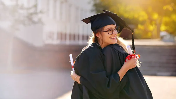 Amigos Estudiantes Abrazos Graduación Para Logro Universidad Universidad Mujeres Aire — Foto de Stock