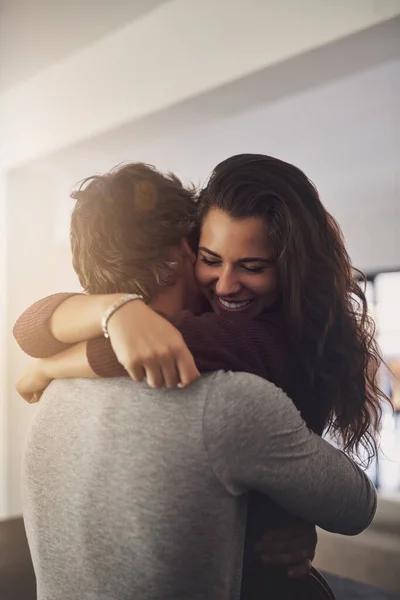 Mujer Feliz Abrazando Hombre Casa Por Amor Cuidado Tiempo Calidad —  Fotos de Stock