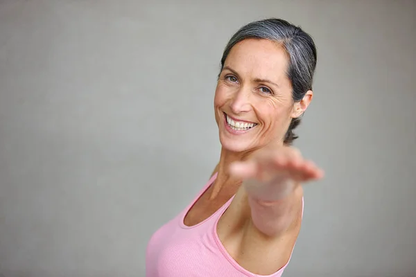 Seniorin Portrait Und Yoga Pose Mit Lächeln Studio Mit Attrappe — Stockfoto