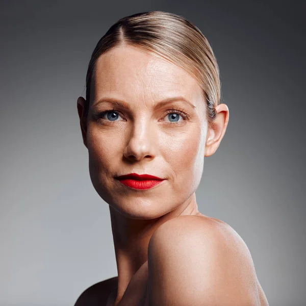 Schöne Reife Frau Posiert Mit Rotem Lippenstift Studio Vor Grauem — Stockfoto