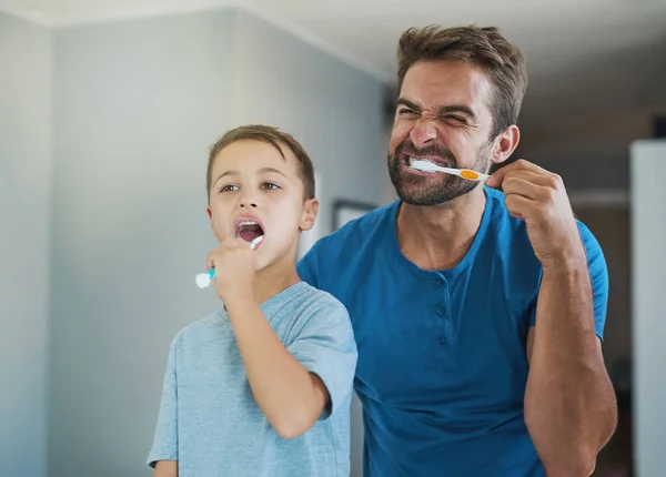 Šťastný Čistí Zuby Otec Synem Koupelně Ranní Rutinu Lepení Chrup — Stock fotografie