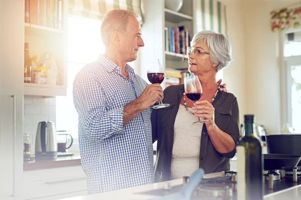 Şarap Tost Evde Emeklilik Yıldönümümüzü Kutlamak Için Mutfakta Yaşlı Çift — Stok fotoğraf