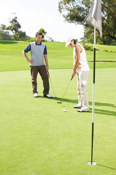 Nezapomeňte Správně Seřadit Míček Mladý Pár Hraje Golf Spolu Zelené — Stock fotografie