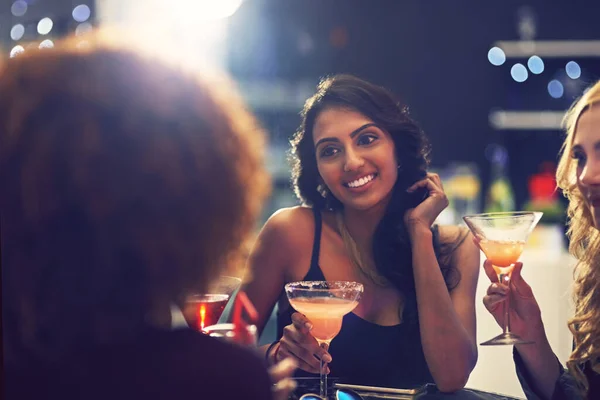 Lazítson Csoport Barátok Koktélok Nightclub Boldogság Egy Partin Esemény Ünneplés — Stock Fotó