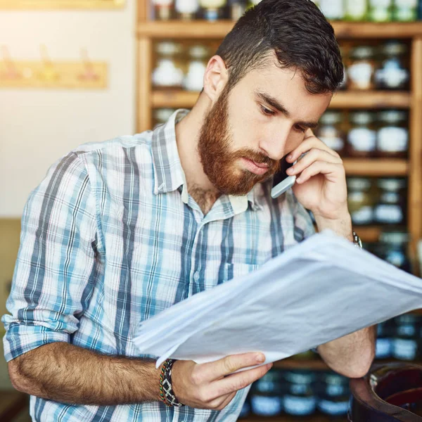 Zijn Bestelling Plaatsen Een Winkel Eigenaar Praten Zijn Mobiele Telefoon — Stockfoto