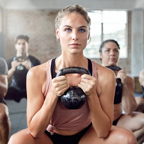 Vrouwen Kettlebel Fitnesslessen Met Een Groep Voor Gezondheids Fitness Krachttraining — Stockfoto
