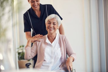 Güven, tekerlekli sandalye ve huzurevinde bakım ve sağlık hizmeti veren yaşlı bir kadın. Profesyonel hemşireye bağlanan engelli yaşlı bir kadının tıbbi, mutlu ve portresi