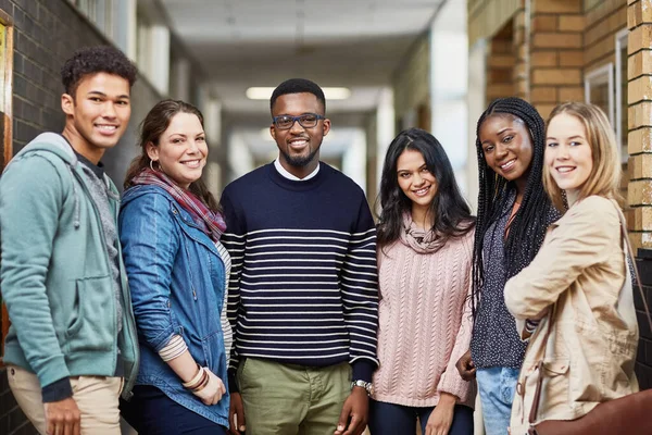 Наслаждаемся Университетской Жизнью Вместе Портрет Группы Студентов Университета Стоящих Вместе — стоковое фото