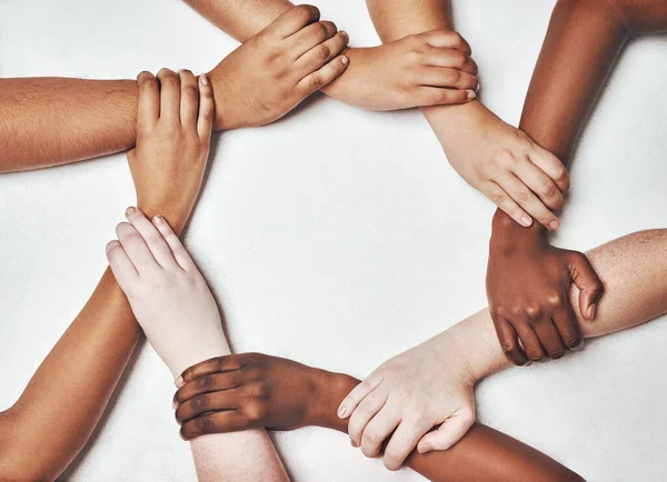 Lidé Integrace Ruce Dohromady Izolované Bílém Pozadí Solidaritě Podpoře Rozmanitosti — Stock fotografie