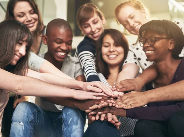 成功のために一緒に群れで手を携えて目標 チームワーク 笑顔と大学や大学で結合学生の幸せなグループとの信頼 — ストック写真