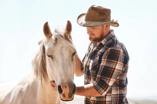 Håller Hästen Glad Bonde Som Står Med Häst Ranch — Stockfoto