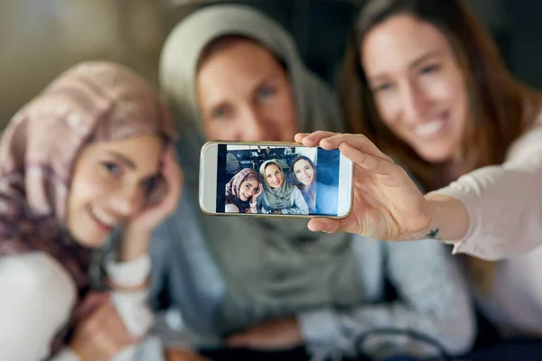 Μουσουλμάνες Γυναίκες Φίλοι Και Selfie Τηλέφωνο Χαμόγελο Και Ευτυχία Για — Φωτογραφία Αρχείου