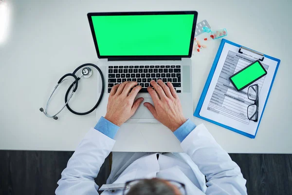 Laptop Zielony Ekran Ręce Lekarza Medycyny Dokumentów Lub Opieki Zdrowotnej — Zdjęcie stockowe