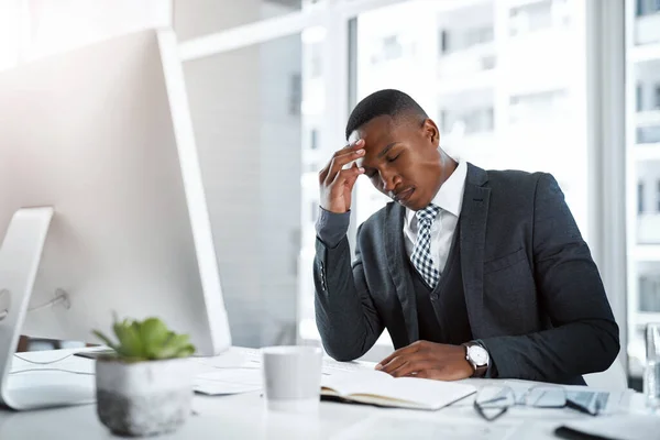オフィスでの企業の燃え尽き うつ病や痛みと職場でのビジネス 頭痛やストレスの黒人男性 デスクで男性の専門家 片頭痛や疲れ 不安や仕事の危機と過労 — ストック写真