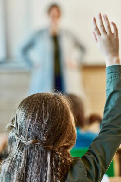 Taking Part Class Activities Unrecognizable Elementary School Girl Hand Raised — Stock fotografie