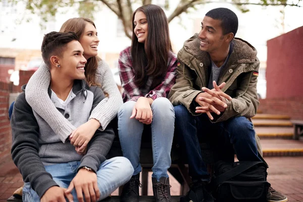 친구들 캠퍼스에서 대화하고 밖에서 이야기하고 수다를 다양성 학생들은 대학에서 배우는 — 스톡 사진
