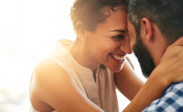 Kärlek Äktenskap Och Panna Mot Ansikte Med Par För Engagemang — Stockfoto