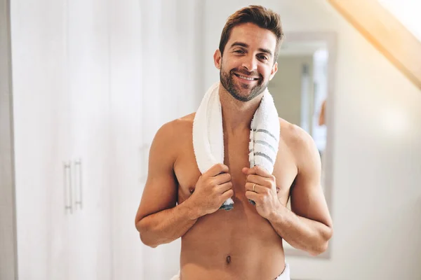 Retrato Homem Feliz Com Toalha Banheiro Para Higiene Fresca Rotina — Fotografia de Stock