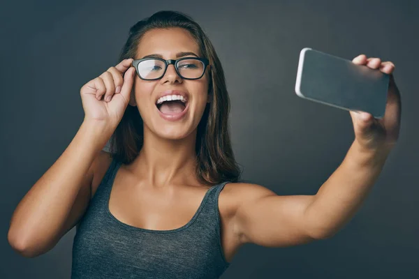 Jasné Nich Vypadám Dobře Studio Záběr Atraktivní Mladé Ženy Selfie — Stock fotografie