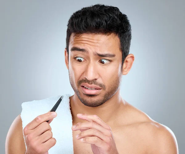 One Told How Painful Actually Studio Shot Man Holding Tweezers — Stock Photo, Image