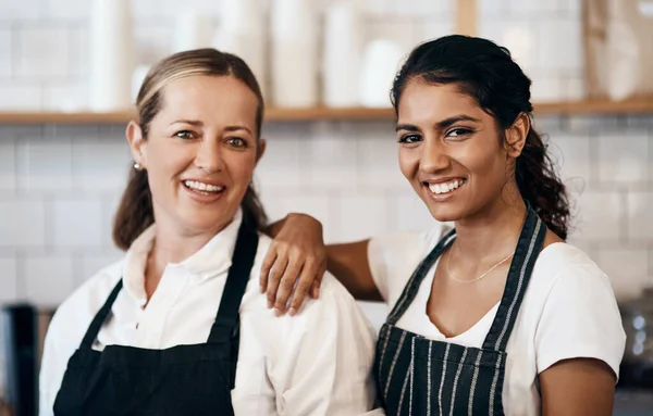 Continuez Boire Votre Café Portrait Deux Femmes Confiantes Travaillant Ensemble — Photo