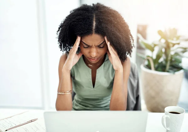 Estrés Frustración Mujer Negra Oficina Con Dolor Cabeza Debido Presión — Foto de Stock