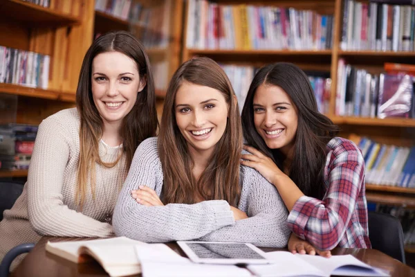 University Friends Portrait Women Library Online Research Studying Learning Education — Stock Photo, Image
