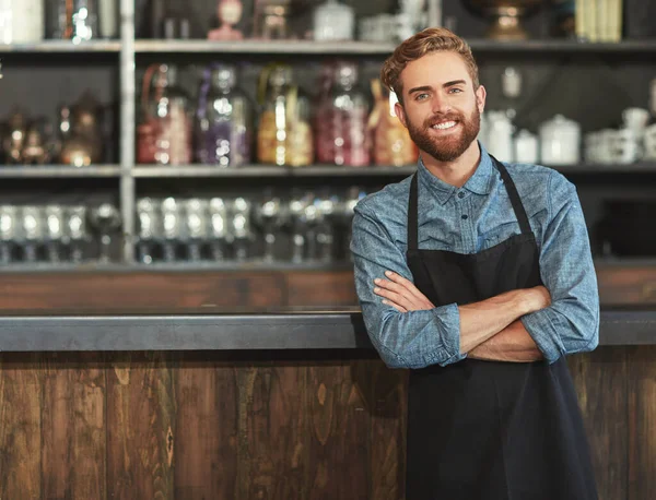 在他的创业餐厅里 一位男性咖啡师站在柜台旁 他的自信 勤奋和形象 与小商业咖啡店或餐馆交手的年轻人 — 图库照片