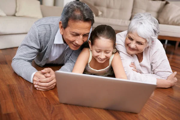 Laptop Vloer Grootouders Met Gelukkig Kind Voor Film Streaming Online — Stockfoto