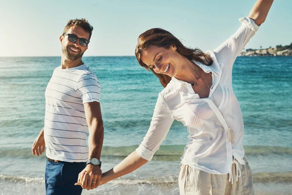 Sorglösa Sommardagar Ett Lyckligt Ungt Par Som Springer Längs Stranden — Stockfoto