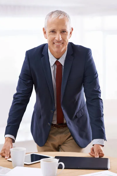 Pleased Everyones Great Performance Successful Businessman Standing His Desk — Stock Photo, Image