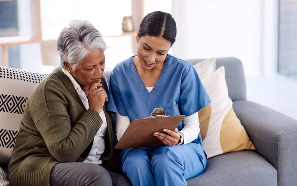 Atención Médica Documentos Una Enfermera Hablando Con Una Paciente Anciana — Foto de Stock