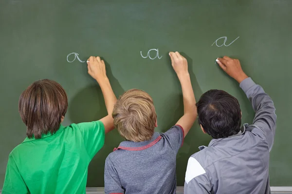 学ぶための最良の方法 3人の子供が黒板に書き — ストック写真