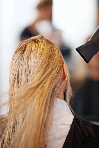 Ogłuszy Swoją Nową Fryzurą Widok Tył Zdjęcia Kobiety Fryzurą Salonie — Zdjęcie stockowe