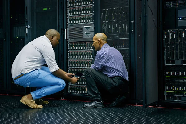 サーバールーム 男性または技術者がハードウェアについて話し合い チームワークでサイバーセキュリティの不具合を解決します Itサポート コラボレーション アフリカのエンジニアが情報技術のネットワークを固定 — ストック写真