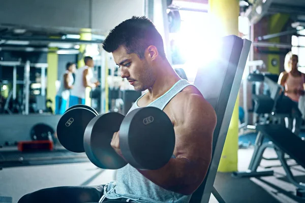 Dikkatini Dağıt Dikkatini Dağıt Spor Salonunda Üst Vücut Egzersizi Yapan — Stok fotoğraf