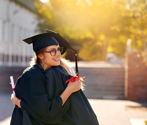 Frauen Studenten Und Umarmungen Beim Abschluss Als College Oder Universität — Stockfoto