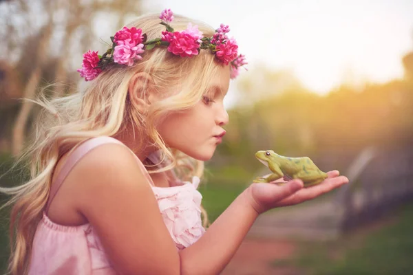 Güzel Çirkin Bir Kurbağa Tutan Neşeli Küçük Bir Kız Doğada — Stok fotoğraf