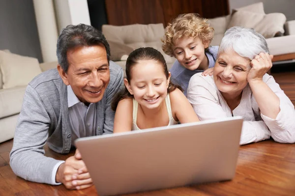 Ноутбук Расслабиться Бабушки Дедушки Счастливыми Детьми Потокового Онлайн Подписку Семье — стоковое фото