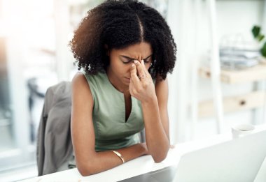Stres, anksiyete ya da iş stresi ya da ofisteki yorgunluk yüzünden baş ağrısı çeken siyahi bir kadın. Kötü migren sorunu, iş ya da yorgun kız çalışanlar son teslim tarihine kadar depresyonda ya da hayal kırıklığına uğramış..