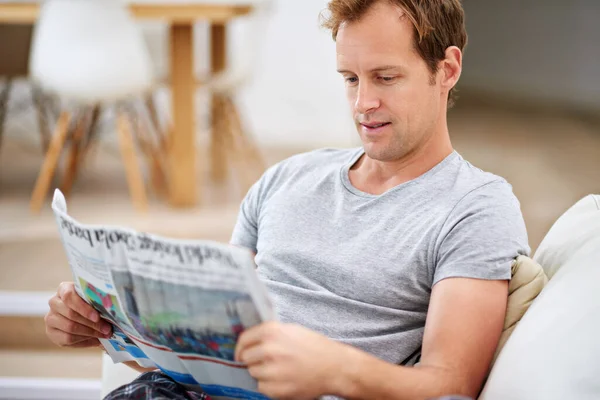 Sabah Gazetesiyle Rahatlıyorum Yakışıklı Bir Adam Elinde Gazeteyle Kanepede Dinleniyor — Stok fotoğraf