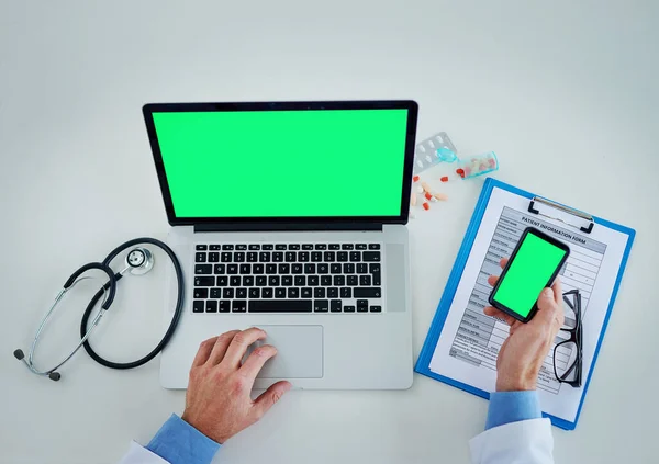 Telefon Zielony Ekran Ręce Lekarza Dokumentów Opieki Zdrowotnej Planowania Badań — Zdjęcie stockowe