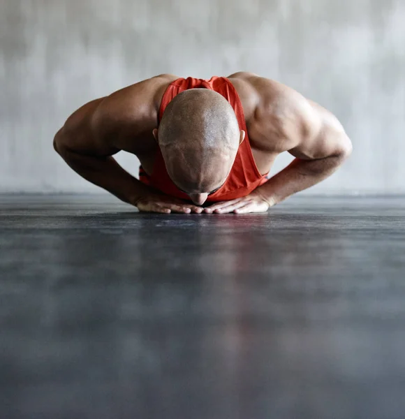 Entraînement Endurance Homme Faisant Plancher Poussent Vers Haut Pour Exercice — Photo